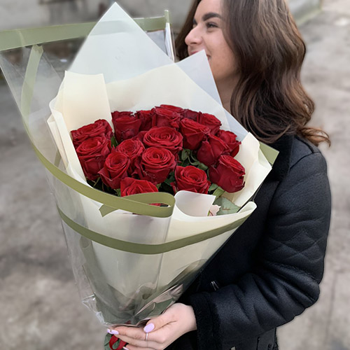 Фото товара 21 червона троянда в упаковці в Калуші