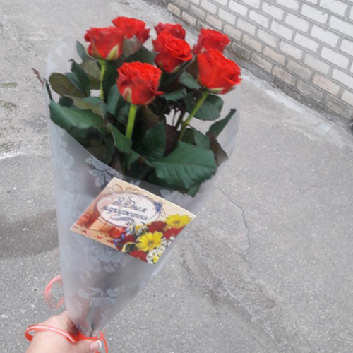 живе фото товару "7 червоних троянд із цукерками"