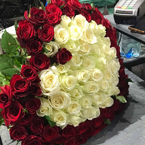 живе фото товару "Серце 101 троянда: біла та червона"