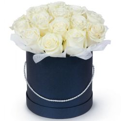 Фото товара 21 біла троянда в капелюшній коробці в Калуші