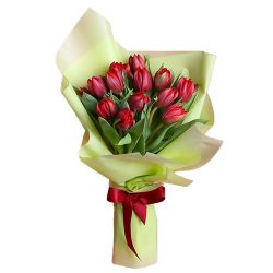 Фото товара 15 червоних тюльпанів у зеленій упаковці в Калуші