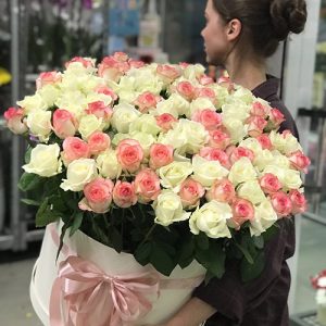 101 біла та рожева троянда в коробці в Калуші фото