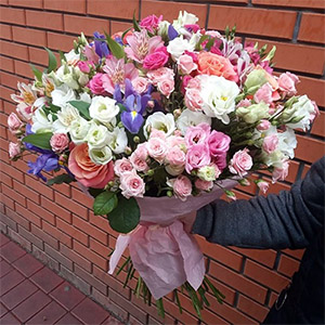 квіти та подарунки на 8 Березня в категорії VIP букети | «Калуш Роза»